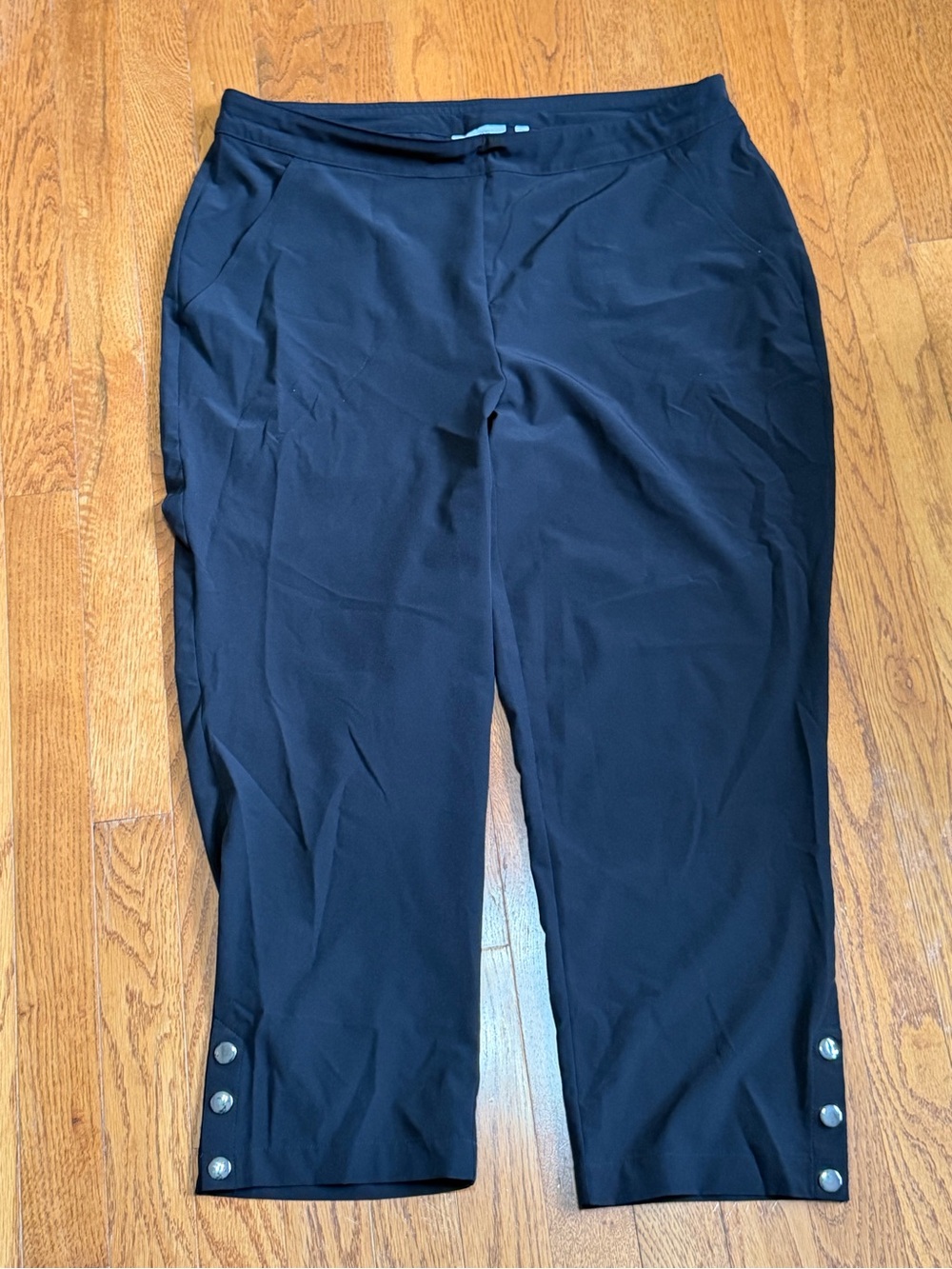 Chico's Black Cropped Button-Hem Stretch Pants 1.5 Like New